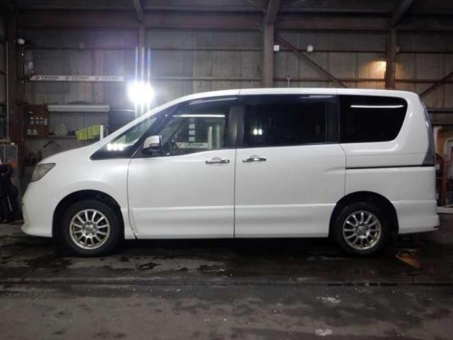 セレナ2.0 ハイウェイスター 4WD　ナビ・TV・Bカメラ・B/T・両側電動・インテリキー・プッシュスタート・アイドリングストップ・クルコン・HID・ETC・フォグランプ・純正AW・寒冷地仕様・純正エンスタ・リア席サンシェード 2000