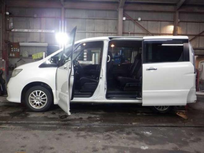 セレナ2.0 ハイウェイスター 4WD　ナビ・TV・Bカメラ・B/T・両側電動・インテリキー・プッシュスタート・アイドリングストップ・クルコン・HID・ETC・フォグランプ・純正AW・寒冷地仕様・純正エンスタ・リア席サンシェード 2000