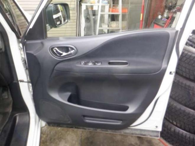 セレナ2.0 ハイウェイスター 4WD　ナビ・TV・Bカメラ・B/T・両側電動・インテリキー・プッシュスタート・アイドリングストップ・クルコン・HID・ETC・フォグランプ・純正AW・寒冷地仕様・純正エンスタ・リア席サンシェード 2000