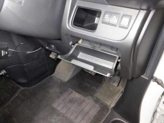 セレナ2.0 ハイウェイスター 4WD　ナビ・TV・Bカメラ・B/T・両側電動・インテリキー・プッシュスタート・アイドリングストップ・クルコン・HID・ETC・フォグランプ・純正AW・寒冷地仕様・純正エンスタ・リア席サンシェード 2000