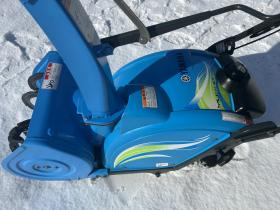 除雪機　ヤマハ ゆっきぃ2.4馬力　お手軽手押し式小型でパワフルソリ&ホイール式。