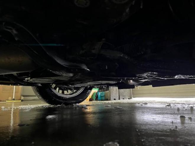 アルファードハイブリッドＳＲ　本州仕入　寒冷地仕様　禁煙車　純正ブラックレザーシート　純正１７インチＡＷ　社外１６ＡＷ＋スタッドレスタイヤ付　純正ナビ　地デジ　Ｂｌｕｅｔｏｏｔｈオーディオ　純正リアフリップダウンモニター　ＥＴＣ 4WD 2500 5Dr