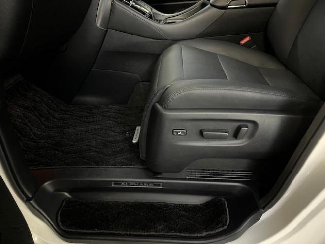 アルファードハイブリッドＳＲ　本州仕入　寒冷地仕様　禁煙車　純正ブラックレザーシート　純正１７インチＡＷ　社外１６ＡＷ＋スタッドレスタイヤ付　純正ナビ　地デジ　Ｂｌｕｅｔｏｏｔｈオーディオ　純正リアフリップダウンモニター　ＥＴＣ 4WD 2500 5Dr