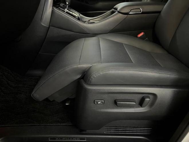 アルファードハイブリッドＳＲ　本州仕入　寒冷地仕様　禁煙車　純正ブラックレザーシート　純正１７インチＡＷ　社外１６ＡＷ＋スタッドレスタイヤ付　純正ナビ　地デジ　Ｂｌｕｅｔｏｏｔｈオーディオ　純正リアフリップダウンモニター　ＥＴＣ 4WD 2500 5Dr