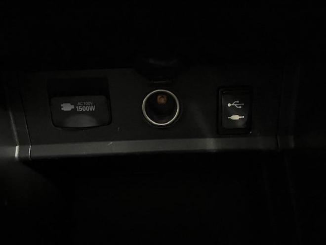 アルファードハイブリッドＳＲ　本州仕入　寒冷地仕様　禁煙車　純正ブラックレザーシート　純正１７インチＡＷ　社外１６ＡＷ＋スタッドレスタイヤ付　純正ナビ　地デジ　Ｂｌｕｅｔｏｏｔｈオーディオ　純正リアフリップダウンモニター　ＥＴＣ 4WD 2500 5Dr