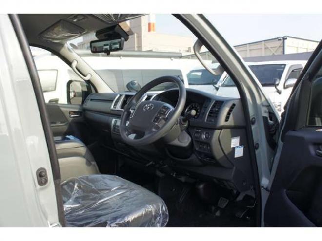 ハイエースバン2.8 スーパーGL ロング ディーゼルターボ 4WD　アースカラーPKG　登録済未使用車　アーバンカーキ　　両側パワースライドドア　デジタルインナーミラー　全方位カメラ　バックカメラ　寒冷地仕様　LEDヘッドライト　415コブラフラットベッドキット 登録済未使用車 2800