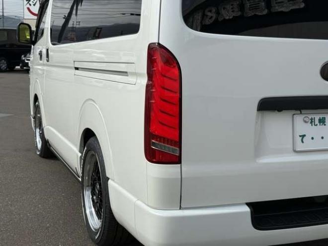 ハイエースバン2.8ダークプライムIIマルチロールトランスポータータイプIロングディーゼルターボ4WD　寒冷地仕様　ワンオーナー　ESSEX　ENCM18インチAW　ESSEXフロントリップスポイラー　ローダウン　パワースライドドア　LEDテール　415COBRAシートカバー&ローフォルムフェンダー&ステアリング 2800