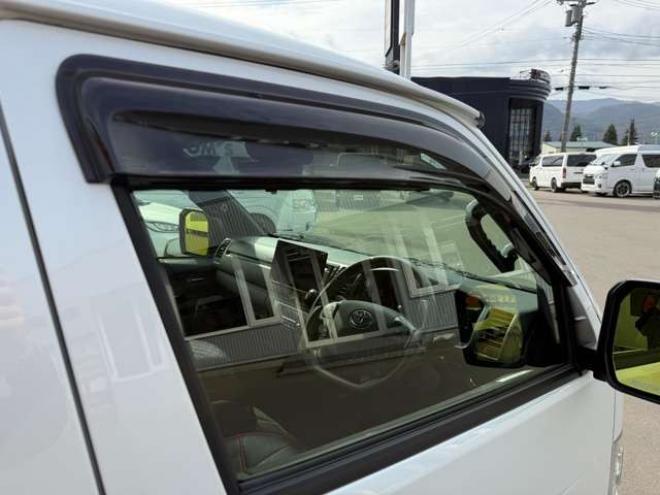 ハイエースバン2.8ダークプライムIIマルチロールトランスポータータイプIロングディーゼルターボ4WD　寒冷地仕様　ワンオーナー　ESSEX　ENCM18インチAW　ESSEXフロントリップスポイラー　ローダウン　パワースライドドア　LEDテール　415COBRAシートカバー&ローフォルムフェンダー&ステアリング 2800