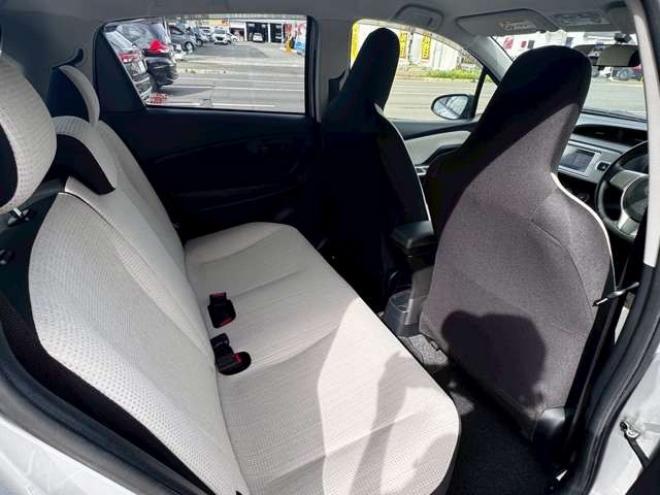 ヴィッツ1.3 F 4WD　キーレス　バックカメラ　純正ナビ　CD  Bluetooth  横滑り防止システム　オート4WD  ワイパーデアイサー　ウィンカーミラー 1300