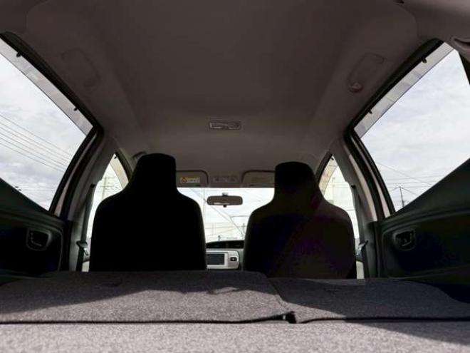 ヴィッツ1.3 F 4WD　キーレス　バックカメラ　純正ナビ　CD  Bluetooth  横滑り防止システム　オート4WD  ワイパーデアイサー　ウィンカーミラー 1300