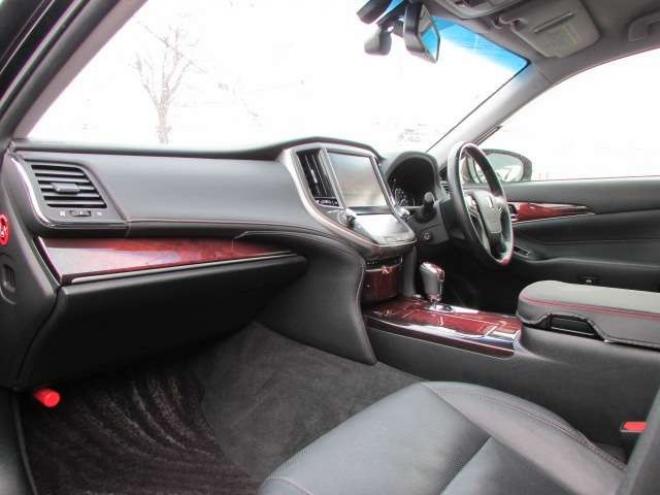 マジェスタ2.5 Four 4WD　プリクラッシュセーフティー/純正ナビ/フルセグTV/バックカメラ/LEDヘッドライト/ビルトインETC/全席シートヒーター/パワーシート/グリップヒーター/レーダークルーズコントロール 2500