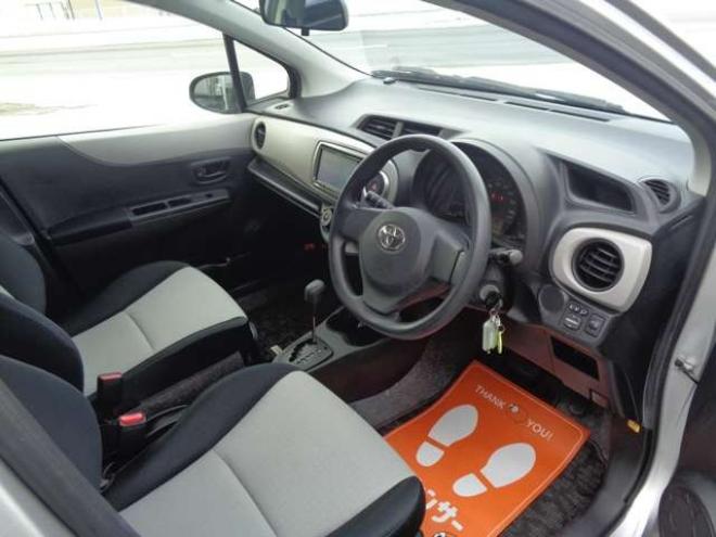 ヴィッツ1.0 F　FF　キーレス　社外ナビ　バックカメラ 2WD 1000