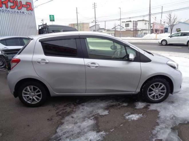 ヴィッツ1.0 F　FF　キーレス　社外ナビ　バックカメラ 2WD 1000