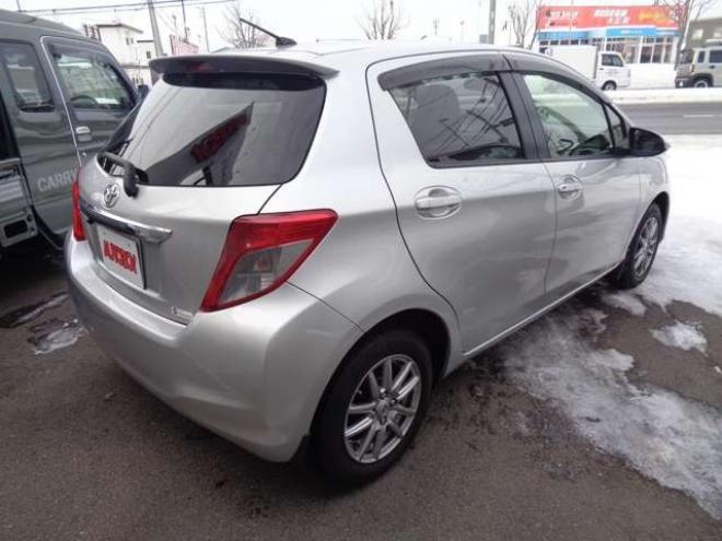 ヴィッツ1.0 F　FF　キーレス　社外ナビ　バックカメラ 2WD 1000