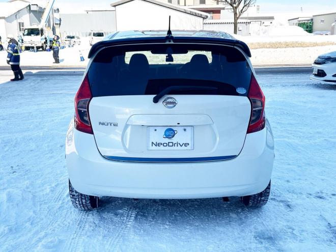 ノート1.2X FOUR 4WD　ローンが不安な方＜優遇ローン＞寒冷地仕様　エマージェンシーブレーキ　社外ナビ 4WD