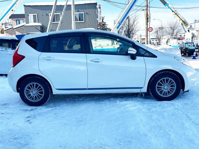 ノート1.2X FOUR 4WD　ローンが不安な方＜優遇ローン＞寒冷地仕様　エマージェンシーブレーキ　社外ナビ 4WD