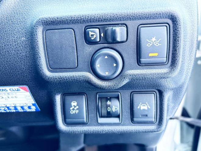 ノート1.2X FOUR 4WD　ローンが不安な方＜優遇ローン＞寒冷地仕様　エマージェンシーブレーキ　社外ナビ 4WD