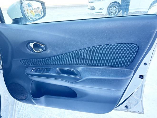 ノート1.2X FOUR 4WD　ローンが不安な方＜優遇ローン＞寒冷地仕様　エマージェンシーブレーキ　社外ナビ 4WD