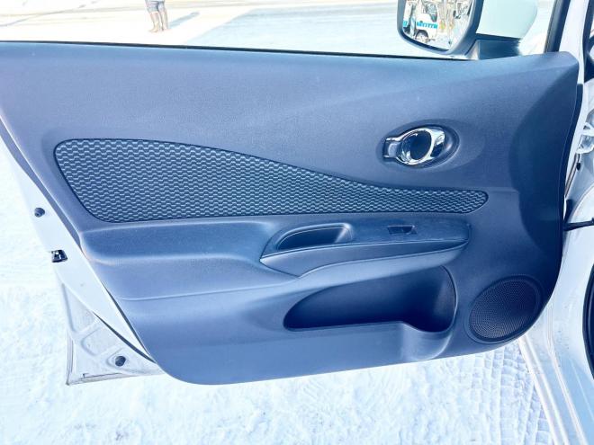 ノート1.2X FOUR 4WD　ローンが不安な方＜優遇ローン＞寒冷地仕様　エマージェンシーブレーキ　社外ナビ 4WD