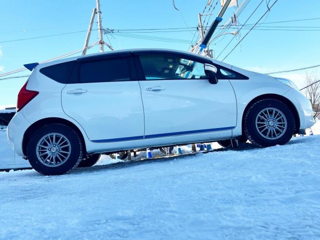 ノート1.2X FOUR 4WD　ローンが不安な方＜優遇ローン＞寒冷地仕様　エマージェンシーブレーキ　社外ナビ 4WD