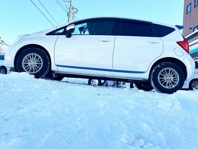 ノート1.2X FOUR 4WD　ローンが不安な方＜優遇ローン＞寒冷地仕様　エマージェンシーブレーキ　社外ナビ 4WD
