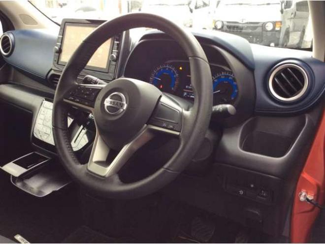 デイズハイウェイスターX 4WD　プッシュスタート　スマートキー　日産純正ナビ　フルセグTV　CD　Bluetooth　全方向カメラ　バックカメラ　本革巻きステアリング　ステアリングスイッチ　クルーズコントロール　シートヒーター　ETC 660