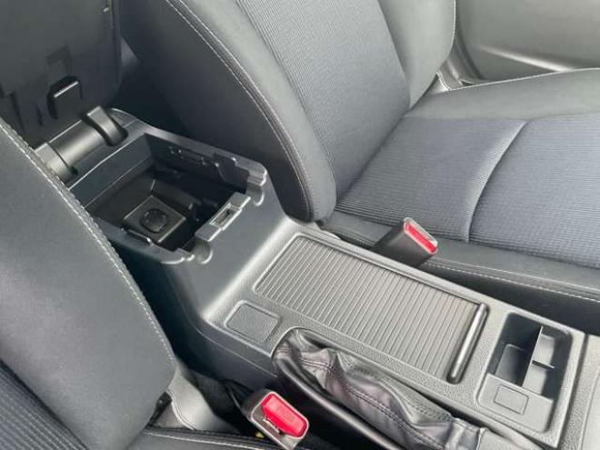 インプレッサスポーツ 2.0 i アイサイト 4WD　プッシュスタート　スマートキー　KENWOOD製ナビTV　Bluetooth バックカメラ　レーダークルーズコントロール　ETC　HIDヘッドライト　リアスポイラー　エアロ(サイド・リア) 2000