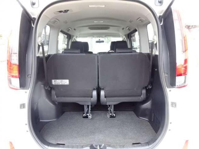 ノア2.0 Si 4WD　本州車　保証1年 4WD　両側パワースライドドア　社外ナビ　地デジ　スマートキー　プッシュスタート　LEDヘッドライト　社外18インチアルミ　　アイドリングストップ　ビルトインETC 2000