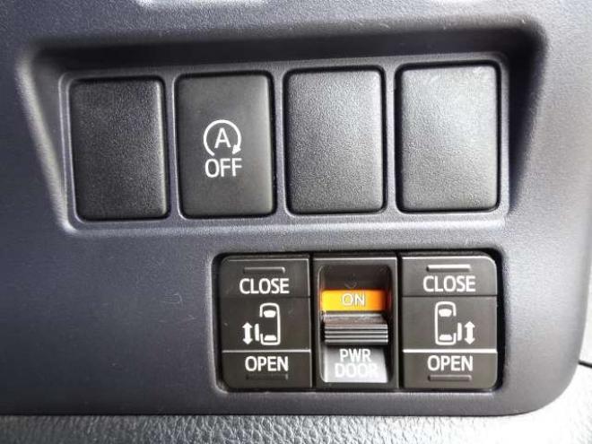 ノア2.0 Si 4WD　本州車　保証1年 4WD　両側パワースライドドア　社外ナビ　地デジ　スマートキー　プッシュスタート　LEDヘッドライト　社外18インチアルミ　　アイドリングストップ　ビルトインETC 2000