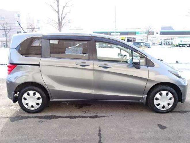 フリード1.5 G ジャストセレクション 4WD　本州車　4WD　パワースライドドア　純正HDDインターナビ　バックカメラ　TV　ビルトインETC　コンフォートパッケージ　HID　ミラーヒーター　デアイサー　車検新規2年 1500