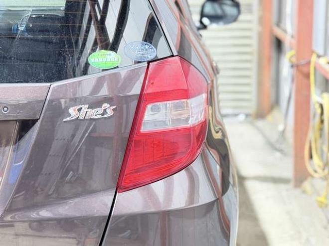 フィット1.3 シーズ 4WD　防錆塗装4WDスマキーCDバックカメラ 1300