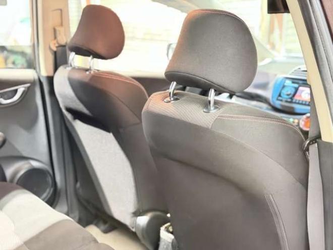 フィット1.3 シーズ 4WD　防錆塗装4WDスマキーCDバックカメラ 1300