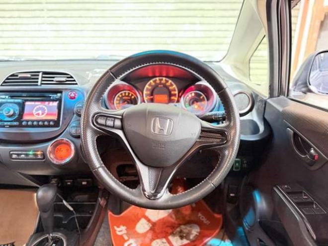 フィット1.3 シーズ 4WD　防錆塗装4WDスマキーCDバックカメラ 1300