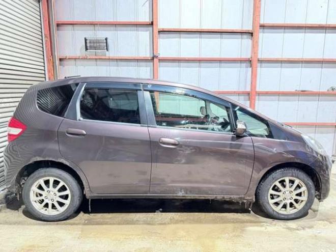 フィット1.3 シーズ 4WD　防錆塗装4WDスマキーCDバックカメラ 1300