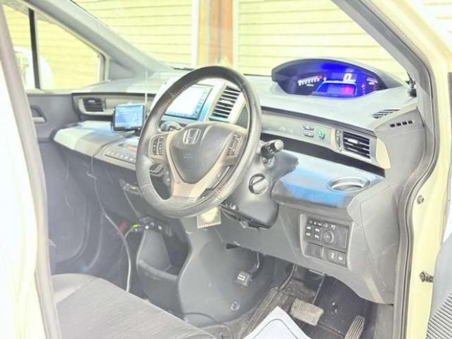 フリードスパイクハイブリッド1.5 ジャストセレクション　下廻防錆TVナビBカメETC 2WD 1500