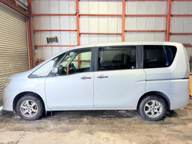 セレナ2.0 20S 4WD　防錆塗装4WDキーレスTVナビBカメ夏冬タイヤETC 2000