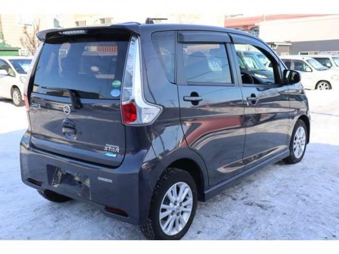 デイズX 4WD　ナビ・TV・バックカメラ・アイドリングストップ・R9/9月・走行すくない1.6万キロ 660