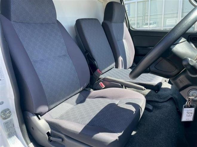 キャラバン3.0 DX ロングボディ ディーゼルターボ 4WD　冷蔵冷凍4WD 3000