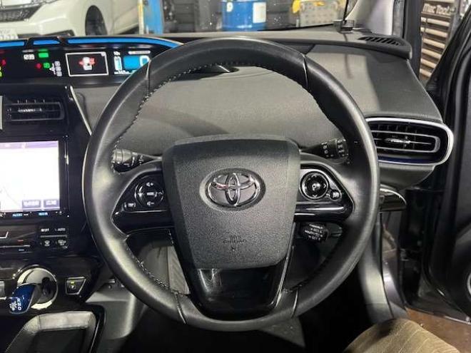 プリウス1.8 A プレミアム ツーリングセレクション E-Four 4WD　TRDスポイラー・18インチAW・純正8型ナビ・エンジンスターター・ドライブレコーダー・アダプティブクルーズコントロール・パワーシート・ETC・1500W給電・車検令和9年7月・寒冷地仕様車 1800