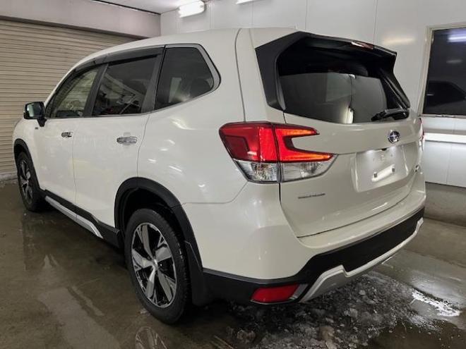 フォレスターアドバンス　寒冷地仕様　禁煙車　安全装備アイサイト　パワーバックドア　純正ブラックハーフレザーシート　純正１８インチＡＷ　スタッドレスタイヤ付　純正ナビ　フルセグ地デジ　Ｂｌｕｅｔｏｏｔｈ　バックカメラ　ＥＴＣ 4WD 2000 5Dr