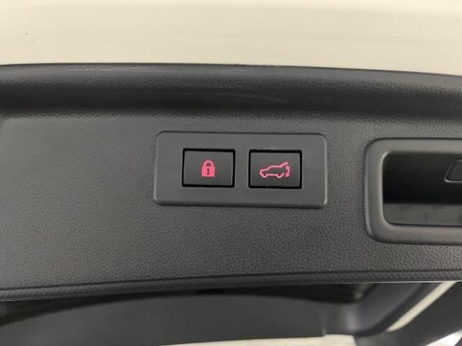 フォレスターアドバンス　寒冷地仕様　禁煙車　安全装備アイサイト　パワーバックドア　純正ブラックハーフレザーシート　純正１８インチＡＷ　スタッドレスタイヤ付　純正ナビ　フルセグ地デジ　Ｂｌｕｅｔｏｏｔｈ　バックカメラ　ＥＴＣ 4WD 2000 5Dr