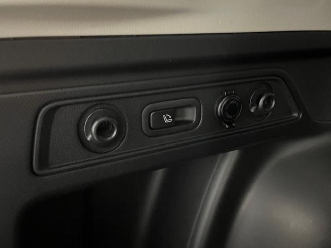 フォレスターアドバンス　寒冷地仕様　禁煙車　安全装備アイサイト　パワーバックドア　純正ブラックハーフレザーシート　純正１８インチＡＷ　スタッドレスタイヤ付　純正ナビ　フルセグ地デジ　Ｂｌｕｅｔｏｏｔｈ　バックカメラ　ＥＴＣ 4WD 2000 5Dr