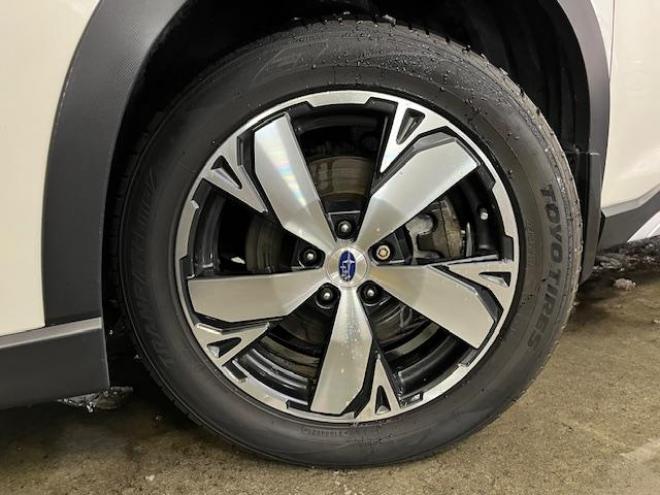 フォレスターアドバンス　寒冷地仕様　禁煙車　安全装備アイサイト　パワーバックドア　純正ブラックハーフレザーシート　純正１８インチＡＷ　スタッドレスタイヤ付　純正ナビ　フルセグ地デジ　Ｂｌｕｅｔｏｏｔｈ　バックカメラ　ＥＴＣ 4WD 2000 5Dr