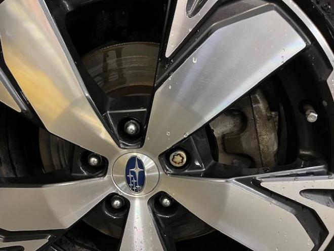 フォレスターアドバンス　寒冷地仕様　禁煙車　安全装備アイサイト　パワーバックドア　純正ブラックハーフレザーシート　純正１８インチＡＷ　スタッドレスタイヤ付　純正ナビ　フルセグ地デジ　Ｂｌｕｅｔｏｏｔｈ　バックカメラ　ＥＴＣ 4WD 2000 5Dr