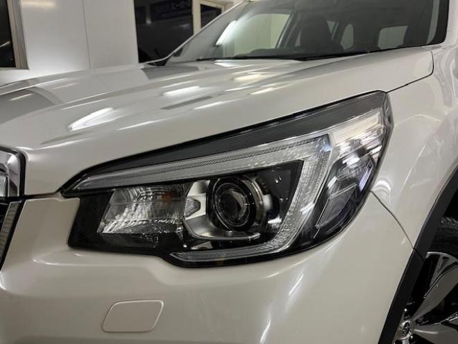 フォレスターアドバンス　寒冷地仕様　禁煙車　安全装備アイサイト　パワーバックドア　純正ブラックハーフレザーシート　純正１８インチＡＷ　スタッドレスタイヤ付　純正ナビ　フルセグ地デジ　Ｂｌｕｅｔｏｏｔｈ　バックカメラ　ＥＴＣ 4WD 2000 5Dr