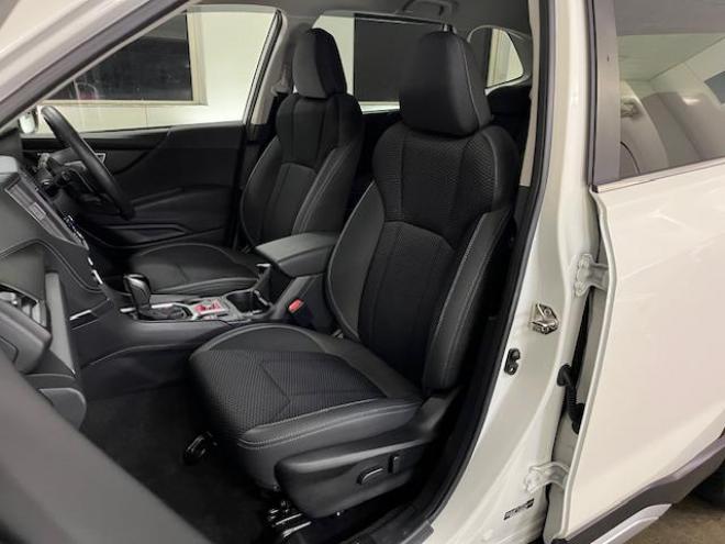 フォレスターアドバンス　寒冷地仕様　禁煙車　安全装備アイサイト　パワーバックドア　純正ブラックハーフレザーシート　純正１８インチＡＷ　スタッドレスタイヤ付　純正ナビ　フルセグ地デジ　Ｂｌｕｅｔｏｏｔｈ　バックカメラ　ＥＴＣ 4WD 2000 5Dr