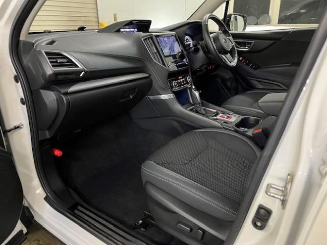 フォレスターアドバンス　寒冷地仕様　禁煙車　安全装備アイサイト　パワーバックドア　純正ブラックハーフレザーシート　純正１８インチＡＷ　スタッドレスタイヤ付　純正ナビ　フルセグ地デジ　Ｂｌｕｅｔｏｏｔｈ　バックカメラ　ＥＴＣ 4WD 2000 5Dr