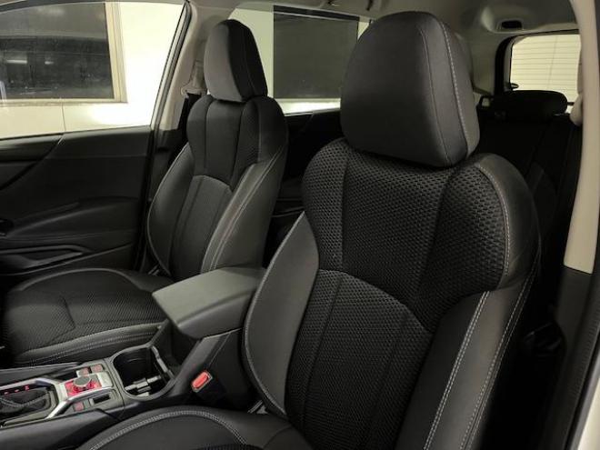 フォレスターアドバンス　寒冷地仕様　禁煙車　安全装備アイサイト　パワーバックドア　純正ブラックハーフレザーシート　純正１８インチＡＷ　スタッドレスタイヤ付　純正ナビ　フルセグ地デジ　Ｂｌｕｅｔｏｏｔｈ　バックカメラ　ＥＴＣ 4WD 2000 5Dr