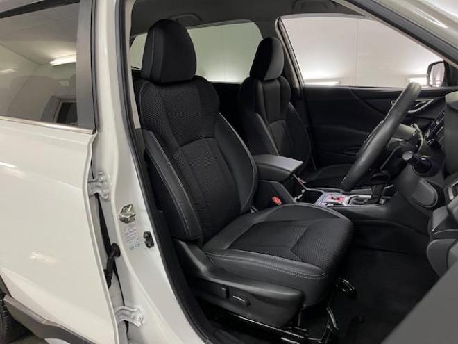 フォレスターアドバンス　寒冷地仕様　禁煙車　安全装備アイサイト　パワーバックドア　純正ブラックハーフレザーシート　純正１８インチＡＷ　スタッドレスタイヤ付　純正ナビ　フルセグ地デジ　Ｂｌｕｅｔｏｏｔｈ　バックカメラ　ＥＴＣ 4WD 2000 5Dr