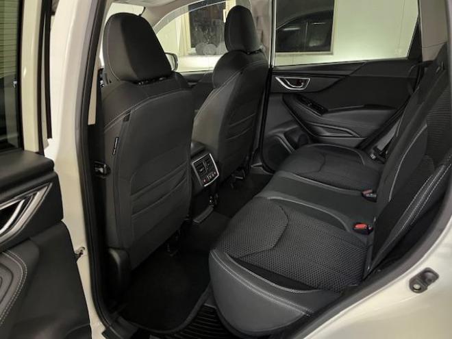 フォレスターアドバンス　寒冷地仕様　禁煙車　安全装備アイサイト　パワーバックドア　純正ブラックハーフレザーシート　純正１８インチＡＷ　スタッドレスタイヤ付　純正ナビ　フルセグ地デジ　Ｂｌｕｅｔｏｏｔｈ　バックカメラ　ＥＴＣ 4WD 2000 5Dr